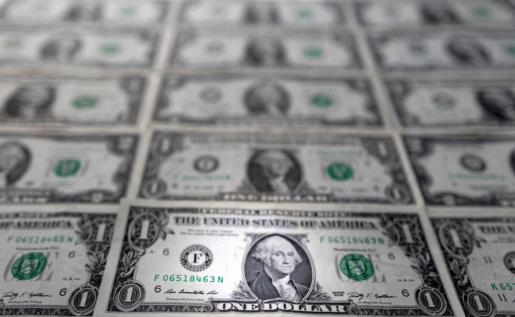 Dolárové bankovky. FOTO: Reuters