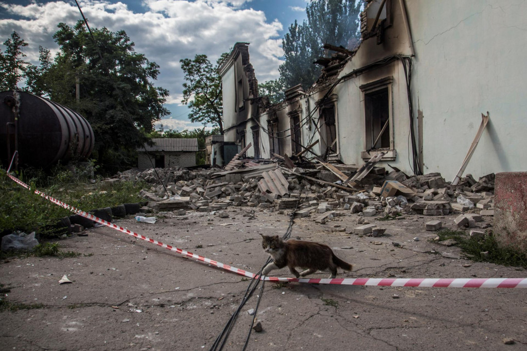 Zničená budova v Lysyčansku po útoku ruských jednotiek. FOTO: Reuters 
