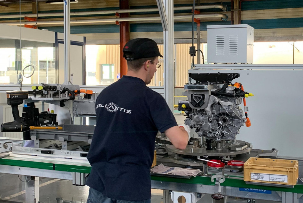 &lt;p&gt;Zamestnanec Stellantis pracuje na montážnej linke elektrických motorov e-GMP v továrni automobilky v meste Tremery pri Metz vo Francúzsku. FOTO: Reuters &lt;/p&gt;
