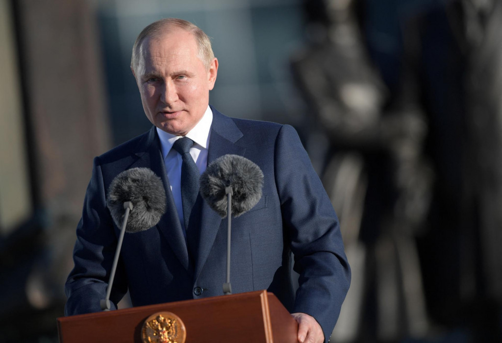 &lt;p&gt;Ruský prezident Vladimir Putin má prejav pred pamätníkom „Vlasť, odvaha, česť“ neďaleko sídla Zahraničnej spravodajskej služby Ruskej federácie, v Moskve. FOTO: Reuters&lt;/p&gt;