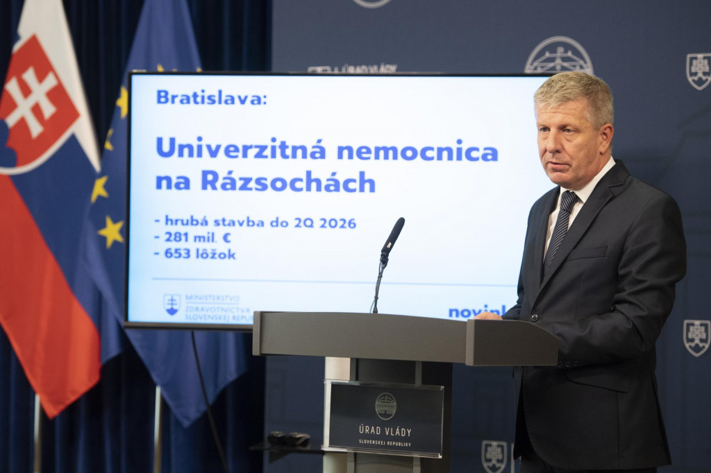 Minister zdravotn&iacute;ctva Vladim&iacute;r Lengvarsk&yacute; vie, kam sa investuje takmer miliarda z pl&aacute;nu obnovy. FOTO:TASR/P. Neubauer