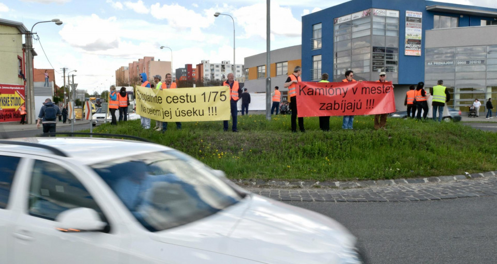 Kruhový objazd v centre Šale sa stal dejiskom niekoľkých protestov. FOTO: TASR/H. Mišovič