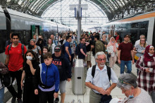 Pasažieri vystupujú z vlakov na stanici v Drážďanoch. FOTO: Reuters