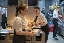 Zamestnanci počas otvorenia reštaurácie s rýchlym občerstvením v priestoroch bývalej prevádzky McDonald&#39;s 12. júna 2022 v Moskve. FOTO: TASR/AP