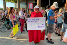 Žena oblečená v kostýme zo seriálu Príbeh služobnice protestuje proti rozhodnutiu Najvyššieho súdu anulovať ústavné právo na potrat. FOTO: Reuters