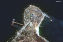 &lt;p&gt;Satelitná snímka ukazuje horiace mólo a budovy na severnom konci Hadieho ostrova. FOTO: Reuters&lt;/p&gt;