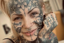 &lt;p&gt;Najpotetovanejšia matka sveta rozdeľuje Instagram, za tetovania dala desaťtisíce eur.&lt;/p&gt;