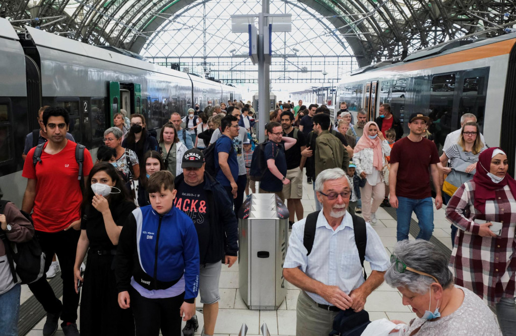&lt;p&gt;Pasažieri vystupujú z vlakov na stanici v Drážďanoch. FOTO: Reuters&lt;/p&gt;