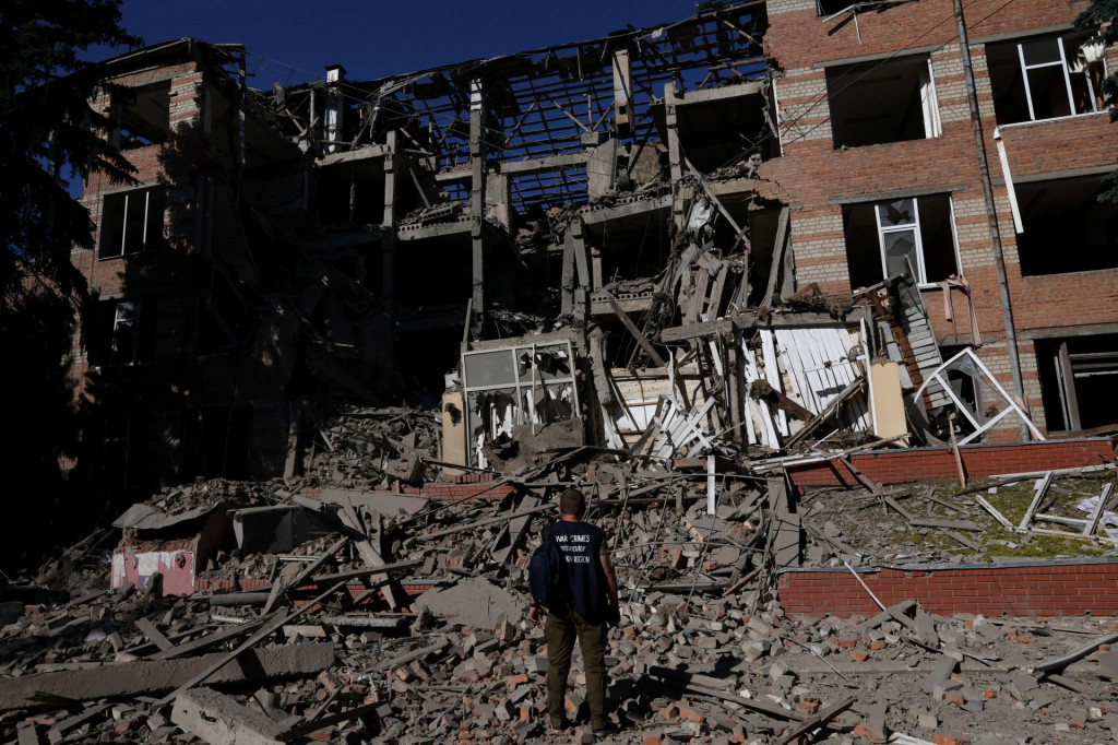 Zničená obytná budova v Charkove. FOTO: Reuters
