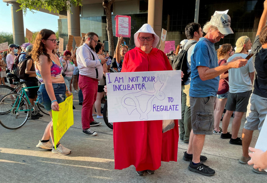 Žena oblečená v kostýme zo seriálu Príbeh služobnice protestuje proti rozhodnutiu Najvyššieho súdu anulovať ústavné právo na potrat. FOTO: Reuters