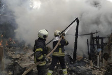 Hasiči sa snažia uhasiť požiar zničenej budovy v meste Lysyčansk v Luhanskej oblasti na východe Ukrajiny. FOTO: TASR/AP