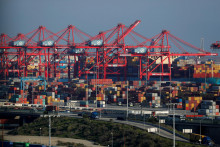 Lode a prepravné kontajnery v prístave Long Beach v Kalifornii. FOTO: Reuters 
