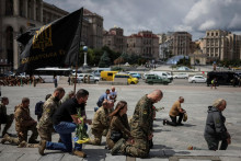 Klačiaci ukrajinskí vojaci. FOTO: Reuters
