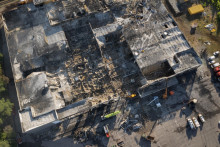 Zničená budova nákupného centra po ruskom raketovom útoku v ukrajinskom meste Kremenčuk. FOTO: TASR/AP