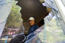 Obyvateľ doneckého regiónu za rozbitým sklom. FOTO: Reuters
