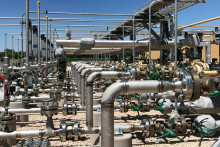 &lt;p&gt;Zariadenie používané na spracovanie oxidu uhličitého, ropy a vody je vidieť na projekte vylepšenej obnovy ropy spoločnosti Occidental Petroleum Corp v Hobbs v Novom Mexiku. FOTO: Reuters &lt;/p&gt;
