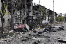 Poškodené obytné budovy v Lysyčansku v Luhanskej oblasti. Proruskí separatisti v sobotu oznámili, že ”kompletne” obkľúčili mesto. FOTO TASR/AP

 