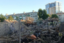 Záchranári pracujú na mieste zničenej obytnej budovy po výbuchoch v Belgorode v Rusku. FOTO: Reuters 