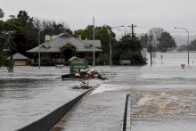 Windsorský most je ponorený pod záplavovou vodou z rozbúrenej rieky Hawkesbury vo Windsore, severozápadne od Sydney. FOTO: Reuters 
