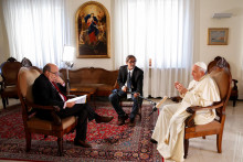 Pápež František hovorí počas rozhovoru s hlavným korešpondentom agentúry Reuters Philipom Pulellelom. FOTO: Reuters