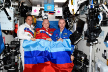 Ruskí kozmonauti Oleg Artemyev, Denis Matveev a Sergej Korsakov pózujú s vlajkou samozvanej Luhanskej ľudovej republiky na ISS. FOTO: Reuters 