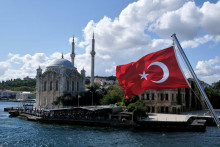 &lt;p&gt;Turecká vlajka, v pozadí Istanbul. FOTO: Reuters&lt;/p&gt;