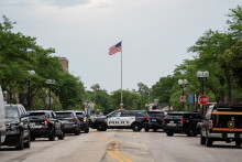 Situácia po streľbe na predmestí Chicaga v Highland Park, Illinois, USA 4. júla 2022. FOTO: REUTERS