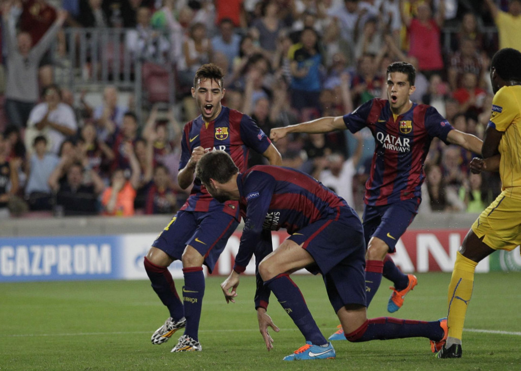 Ilustračná fotka hráča Barcelony Gerarda Piqueho (v strede). FOTO TASR/AP