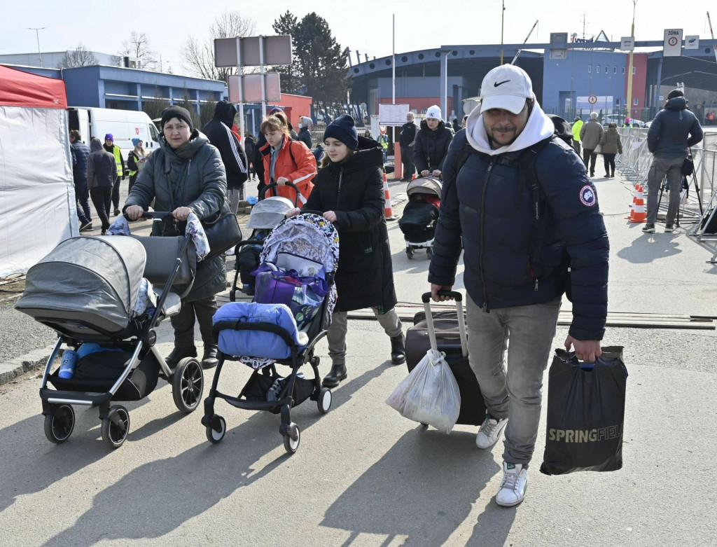 Utečenci z Ukrajiny na hraničnom priechode vo Vyš�nom Nemeckom. FOTO: TASR/Roman Hanc