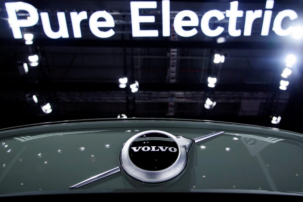 Čisto elektrické auto značky Volvo na výstave v Šanghaji sa bude od roku 2026 vyrábať aj vo Valalikoch na východe Slovenska. FOTO: Reuters