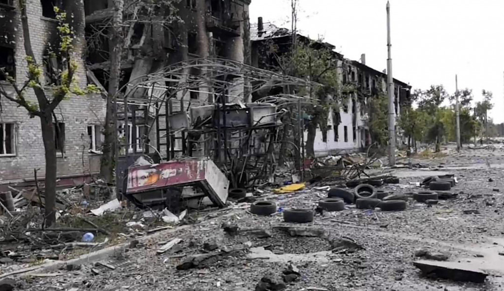 Poškodené obytné budovy v Lysyčansku v Luhanskej oblasti. Proruskí separatisti v sobotu oznámili, že ”kompletne” obkľúčili mesto. FOTO TASR/AP

 