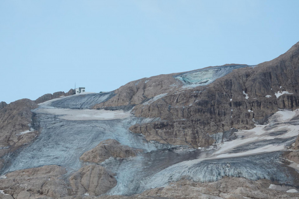 Vrchol Punta Rocca je vidieť po tom, čo sa časti ľadovca zr&uacute;tili v talianskych Alp&aacute;ch uprostred rekordn&yacute;ch tepl&ocirc;t. FOTO: Reuters