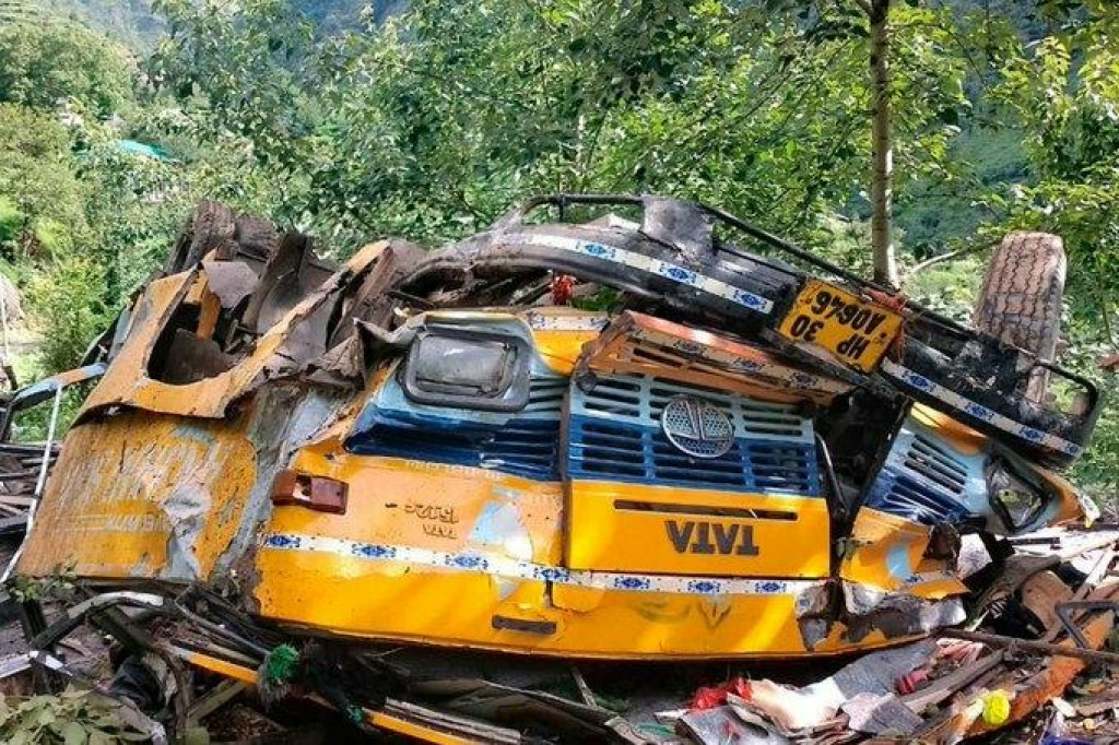 Smrteľné dopravné nehody sú v Indii časté kvôli zle udržiavaným cestám či bezohľadným vodičom. FOTO: Twitter/New York Post