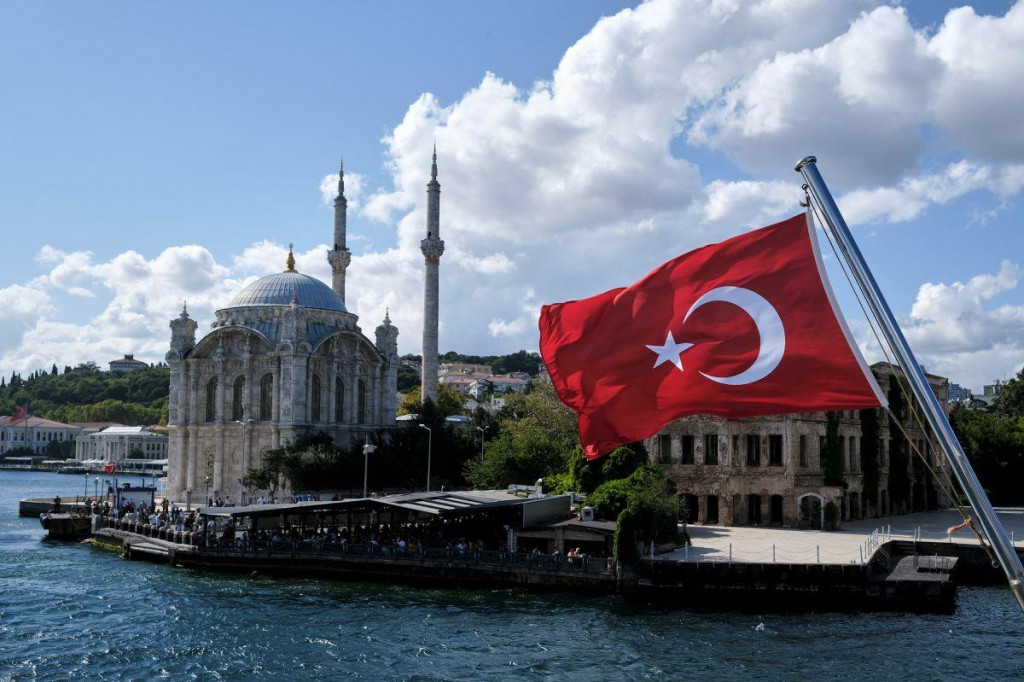 Turecká vlajka, v pozadí Istanbul. FOTO: Reuters