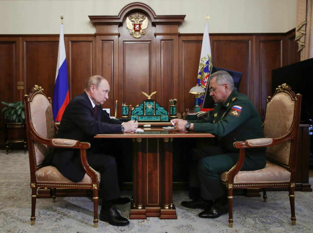 Ruský prezident Vladimir Putin a minister obrany Sergej Šojgu počas stretnutia v Kremli v Moskve. FOTO: TASR/AP

 