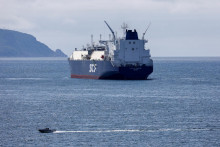 &lt;p&gt;Tanker LNG La Perouse sa plaví pozdĺž zálivu neďaleko prístavného mesta Nakhodka v Rusku. FOTO: Reuters &lt;/p&gt;