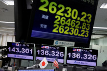 Monitory zobrazujúce výmenný kurz japonského jenu voči americkému doláru a euru. FOTO: Reuters