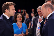 Nemecký kancelár Olaf Scholz a francúzsky prezident Emmanuel Macron sa zúčastňujú na summite NATO v španielskom Madride. FOTO: Reuters 