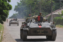 &lt;p&gt;Príslušníci proruských jednotiek jazdia na bojovom vozidle pechoty. FOTO: Reuters&lt;/p&gt;