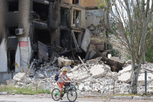 &lt;p&gt;Miestny obyvateľ jazdí na bicykli popri budove zničenej počas ukrajinsko-ruského konfliktu v meste Lysyčansk. FOTO: Reuters &lt;/p&gt;