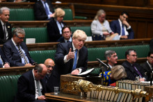 &lt;p&gt;Britský premiér Boris Johnson vystupuje v parlamente. FOTO: Reuters&lt;/p&gt;