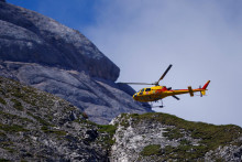 &lt;p&gt;Vrtuľník sa zúčastňuje pátracej a záchrannej operácie na mieste smrteľného kolapsu horského ľadovca v talianskych Alpách. FOTO: Reuters &lt;/p&gt;