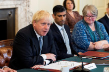 Britský premiér Boris Johnson vystupuje pred týždenným zasadnutím kabinetu na Downing Street v Londýne. FOTO: Reuters