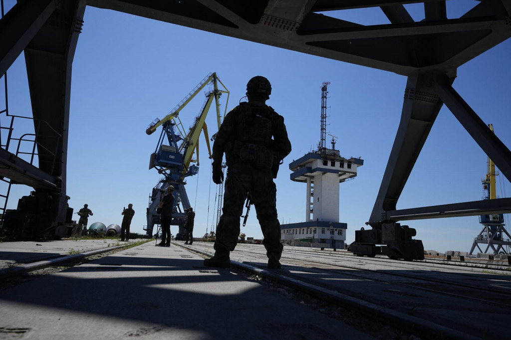 &lt;p&gt;Ruský vojak stráži oblasť prístavu v Mariupole na Ukrajine, ktorý nedávno začal fungovať po ťažkých bojoch. FOTO: TASR/AP&lt;br /&gt;
 &lt;/p&gt;