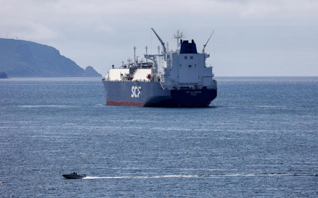 Tanker LNG La Perouse sa plaví pozdĺž zálivu neďaleko prístavného mesta Nakhodka v Rusku. FOTO: Reuters 