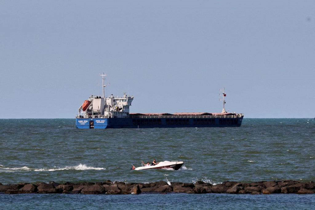 &lt;p&gt;Nákladnú loď Zhibek Zholy plávajúcu pod ruskou vlajkou vidno pri pobreží čiernomorského prístavu Karasu v Turecku. FOTO: Reuters &lt;/p&gt;