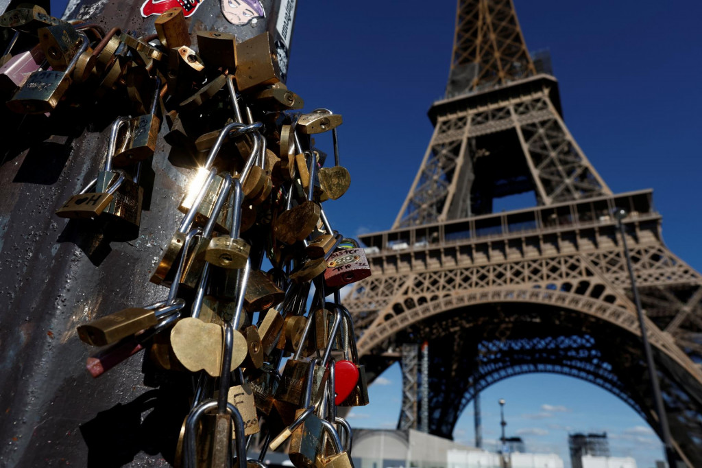 &lt;p&gt;Visiace zámky, známe ako „Love locks“, sú umiestnené pred Eiffelovou vežou v Paríži. FOTO: Reuters &lt;/p&gt;