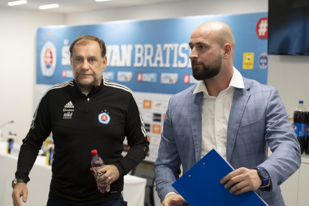 Tréner Vladimír Weiss a generálny manažér Ivan Kmotrík ml. veria, že Slovan dnes ostrý štart do sezóny zvládne. FOTO: TASR/P. Neubauer
