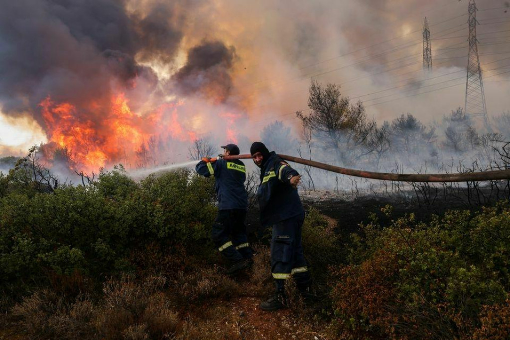 &lt;p&gt;Prácu hasičom sťažuje vietor, ktorý neustále mení smer. FOTO: Reuters&lt;/p&gt;