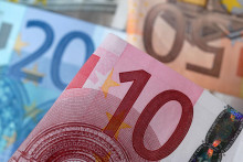 Kúpna sila eura na devízovom trhu stráca, v zahraničí zaň dostaneme čoraz menej. FOTO: Reuters